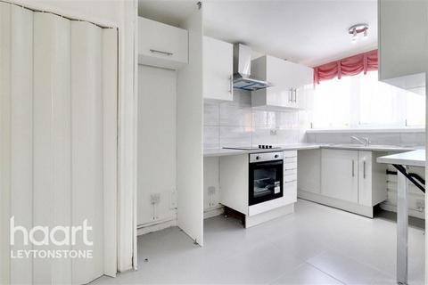 3 bedroom flat to rent, Howell Court, Leyton, E10