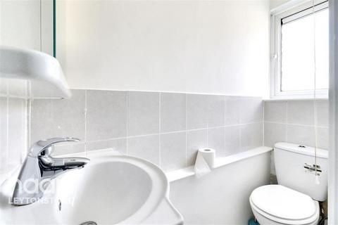 3 bedroom flat to rent, Howell Court, Leyton, E10