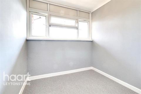 3 bedroom flat to rent, Howell Court, Leyton, E10