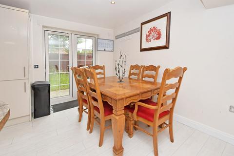 5 bedroom terraced house to rent, The Parks, Trentham