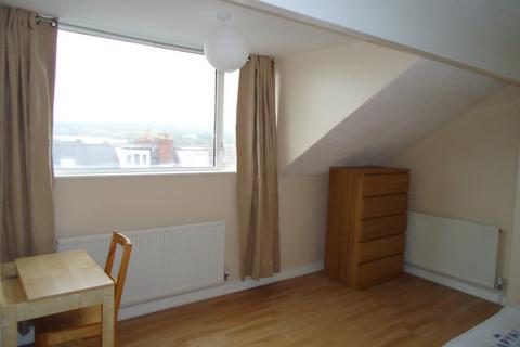 1 bedroom in a flat share to rent, Colwyn Terrace, Leeds LS11