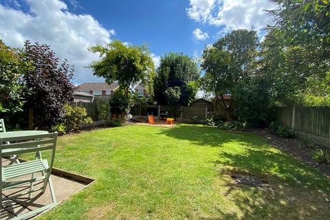 17 Shipton Drive, Uttoxeter, ST14 7NJ