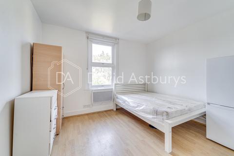 Studio to rent, Tottenham Lane, Crouch End, London