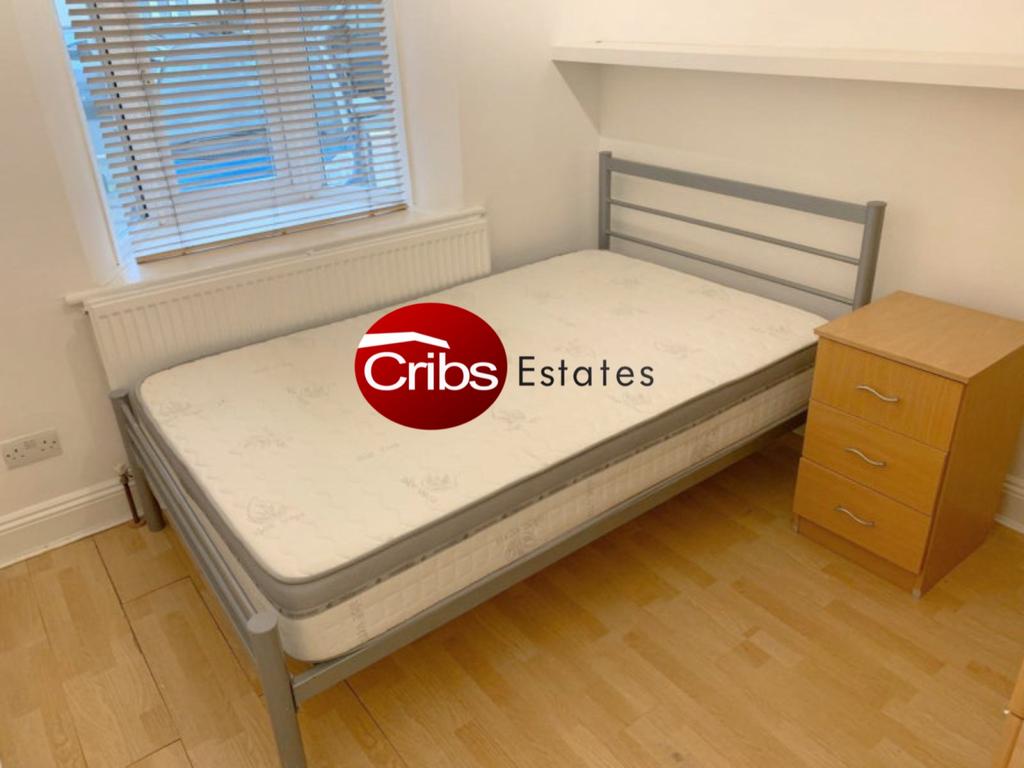 Semi double room to rent in morden