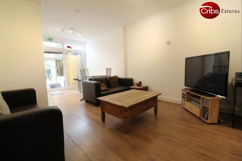 1 bedroom in a flat share to rent, Morden, SM4