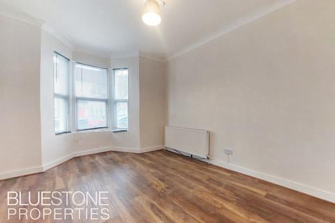 3 bedroom semi-detached house to rent, Elmers Road, Woodside