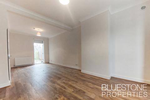 3 bedroom semi-detached house to rent, Elmers Road, Woodside