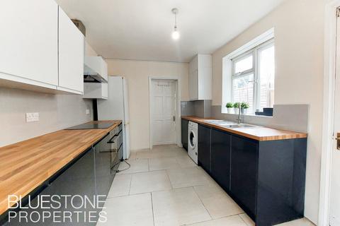 3 bedroom semi-detached house to rent, Elmers Road, Woodside