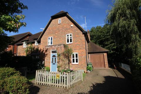 3 bedroom semi-detached house to rent, Mill Lane, Albury