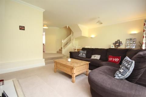 3 bedroom semi-detached house to rent, Mill Lane, Albury