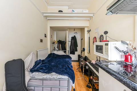 Studio to rent, Cheniston Gardens, High Street Kensington, London, W8