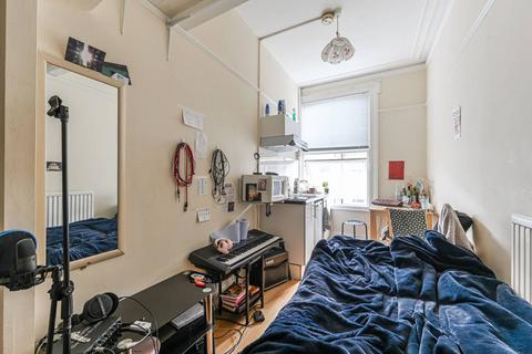 Studio to rent, Cheniston Gardens, High Street Kensington, London, W8