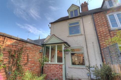 3 bedroom end of terrace house to rent, Gardeners Square, Evesham