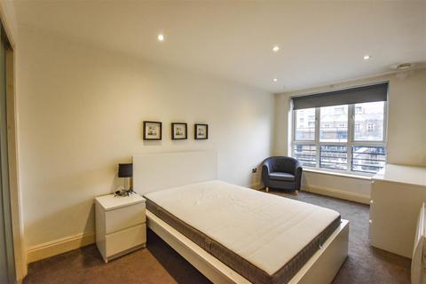 2 bedroom apartment to rent, Oakbark House, High Street, Brentford