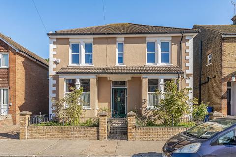 4 bedroom detached house for sale, Whitstable Road, Faversham, ME13