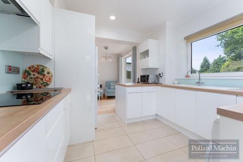 15 Mitchley Grove, South Croydon, CR2 9HS