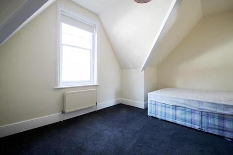 1 bedroom in a house share to rent, High Street, Reigate, RH2