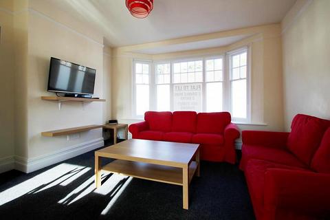 1 bedroom in a house share to rent, High Street, Reigate, RH2