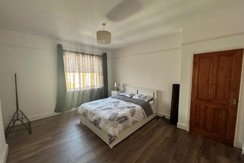 2 bedroom flat to rent, Bolton Road