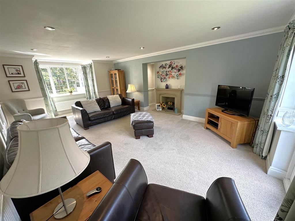 Bay-Fronted Living Room 478