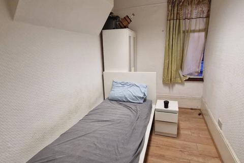 3 bedroom flat to rent, Ballards Lane, London