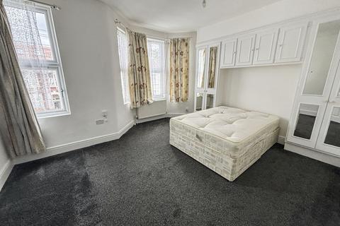 3 bedroom terraced house to rent, Henley Road, Essex IG1