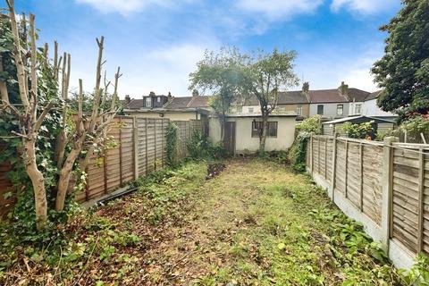 3 bedroom terraced house to rent, Henley Road, Essex IG1