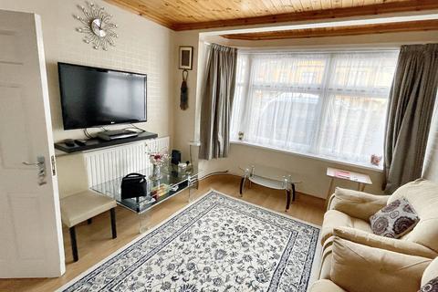 4 bedroom end of terrace house to rent, Roding Lane North, Woodford Green IG8