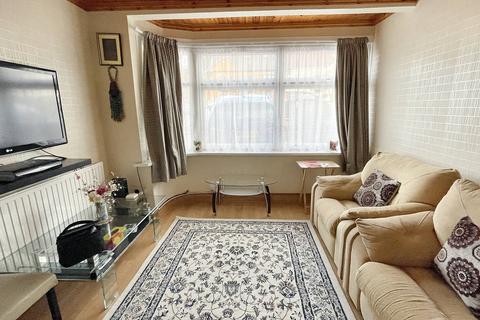 4 bedroom end of terrace house to rent, Roding Lane North, Woodford Green IG8