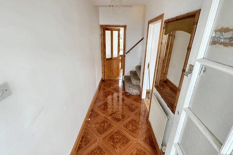 5 bedroom end of terrace house to rent, Chalgrove Crescent, Ilford IG5