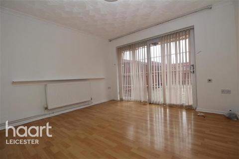 3 bedroom end of terrace house to rent, Langley Walk