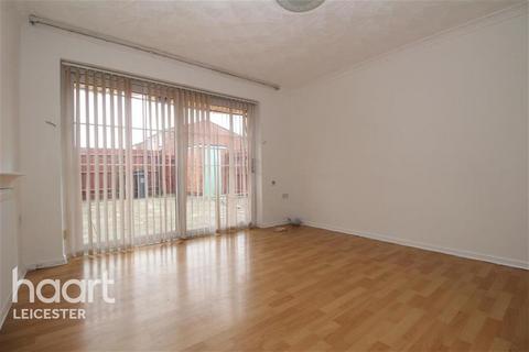 3 bedroom end of terrace house to rent, Langley Walk