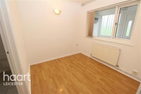 3 bedroom end of terrace house to rent, Langley Walk