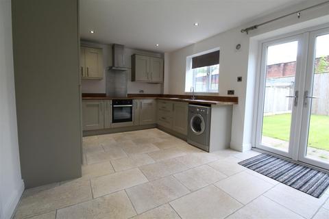 4 bedroom semi-detached house to rent, Bridge Street, Horwich, Bolton