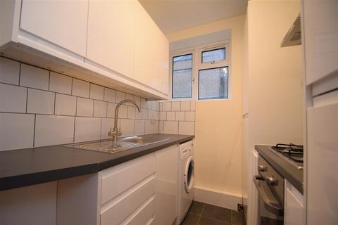 1 bedroom flat to rent, Crown Road, St Margarets village