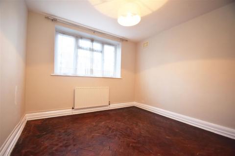 1 bedroom flat to rent, Crown Road, St Margarets village