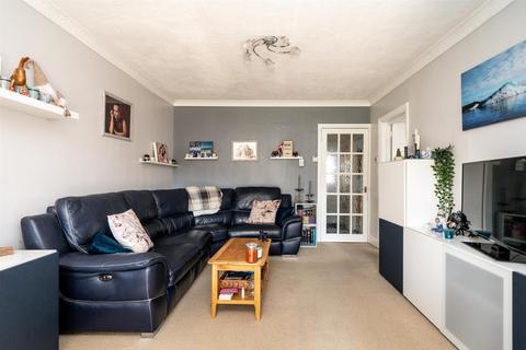 3 bedroom semi-detached house for sale, Springfield Close, Croxley Green