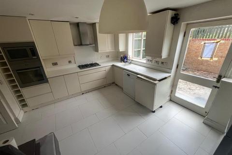 4 bedroom terraced house to rent, Lampeter Close, London