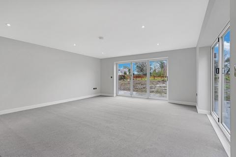 undefined, Main Road, Gloucester GL2