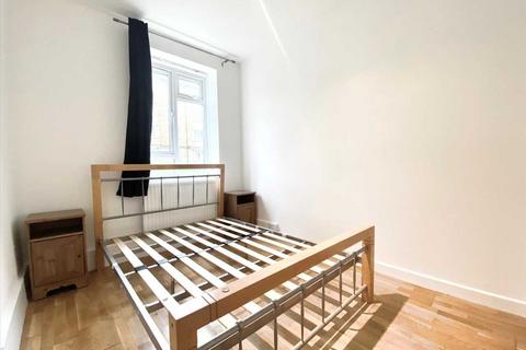 3 bedroom apartment for sale, Robert Owen House, London