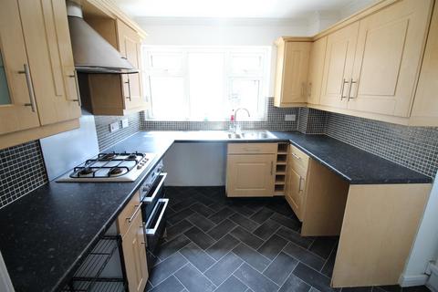 3 bedroom semi-detached house to rent, Elmete Avenue, Leeds LS25