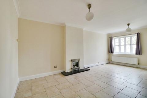 3 bedroom terraced house to rent, Leigh Hall Road, Leigh-on-sea, SS9