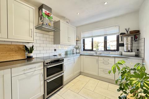 16 Beaufort Way, Rhoose, Barry, CF62 3BU