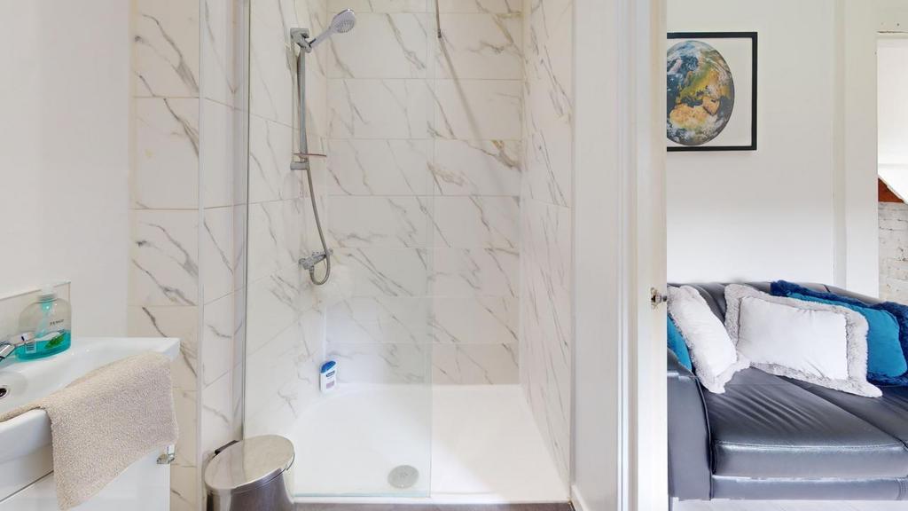 1-Bush-Crescent-Bathroom.jpg