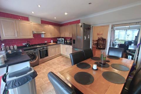 3 bedroom semi-detached house for sale, Park Lane, Hayes, Greater London, UB4