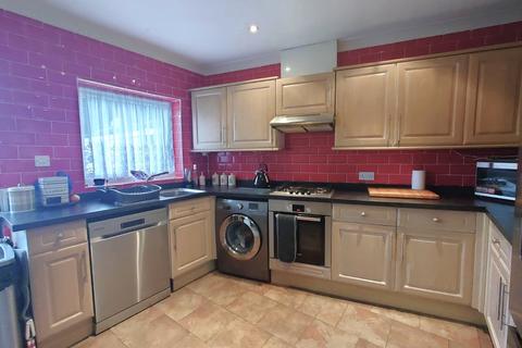 3 bedroom semi-detached house for sale, Park Lane, Hayes, Greater London, UB4