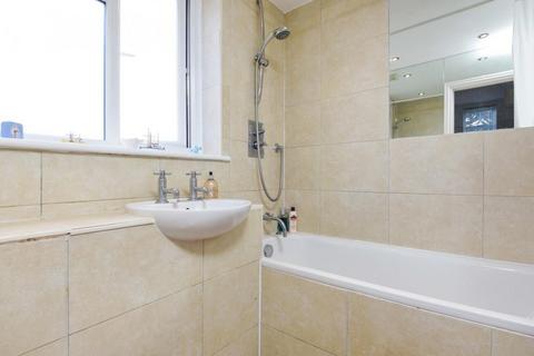 1 bedroom flat for sale, Tabard House,  Upper Teddington Road, Hampton Wick, Kingston upon Thames KT1