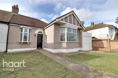 3 bedroom detached house to rent, Kelston Road - Barkingside - IG6