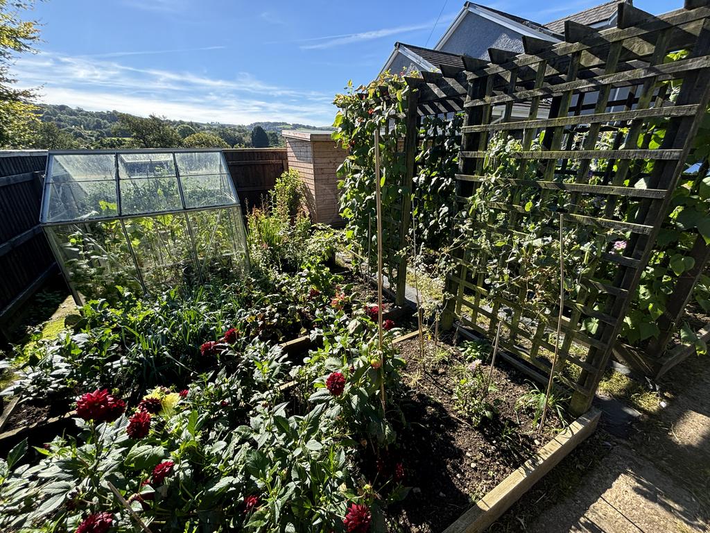 Off lying garden