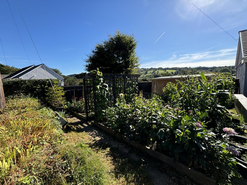 Off lying garden (second image)